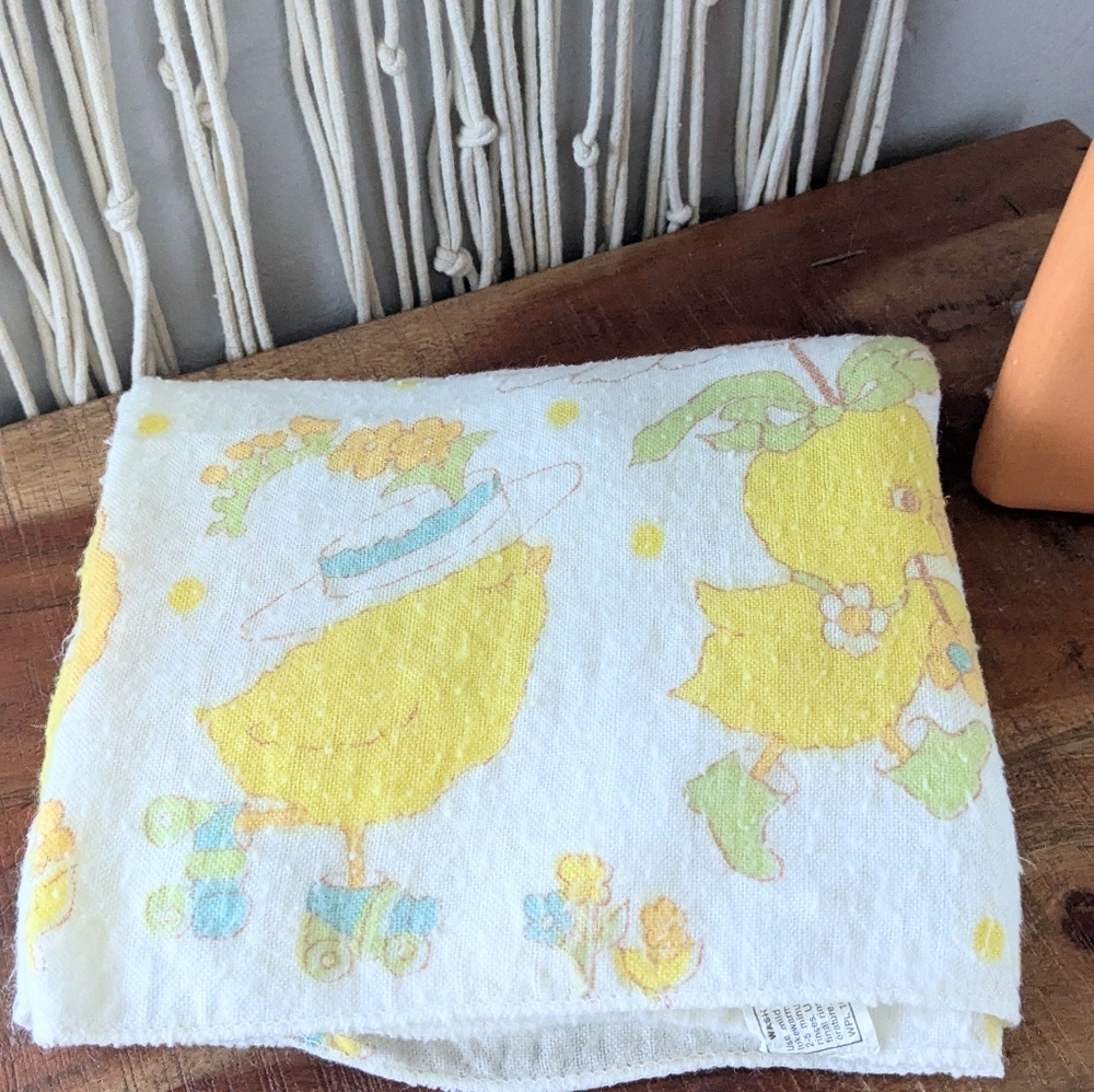 Vintage 70s Pastel Chick & Daisy Baby Blanket Roller Skating 38x28